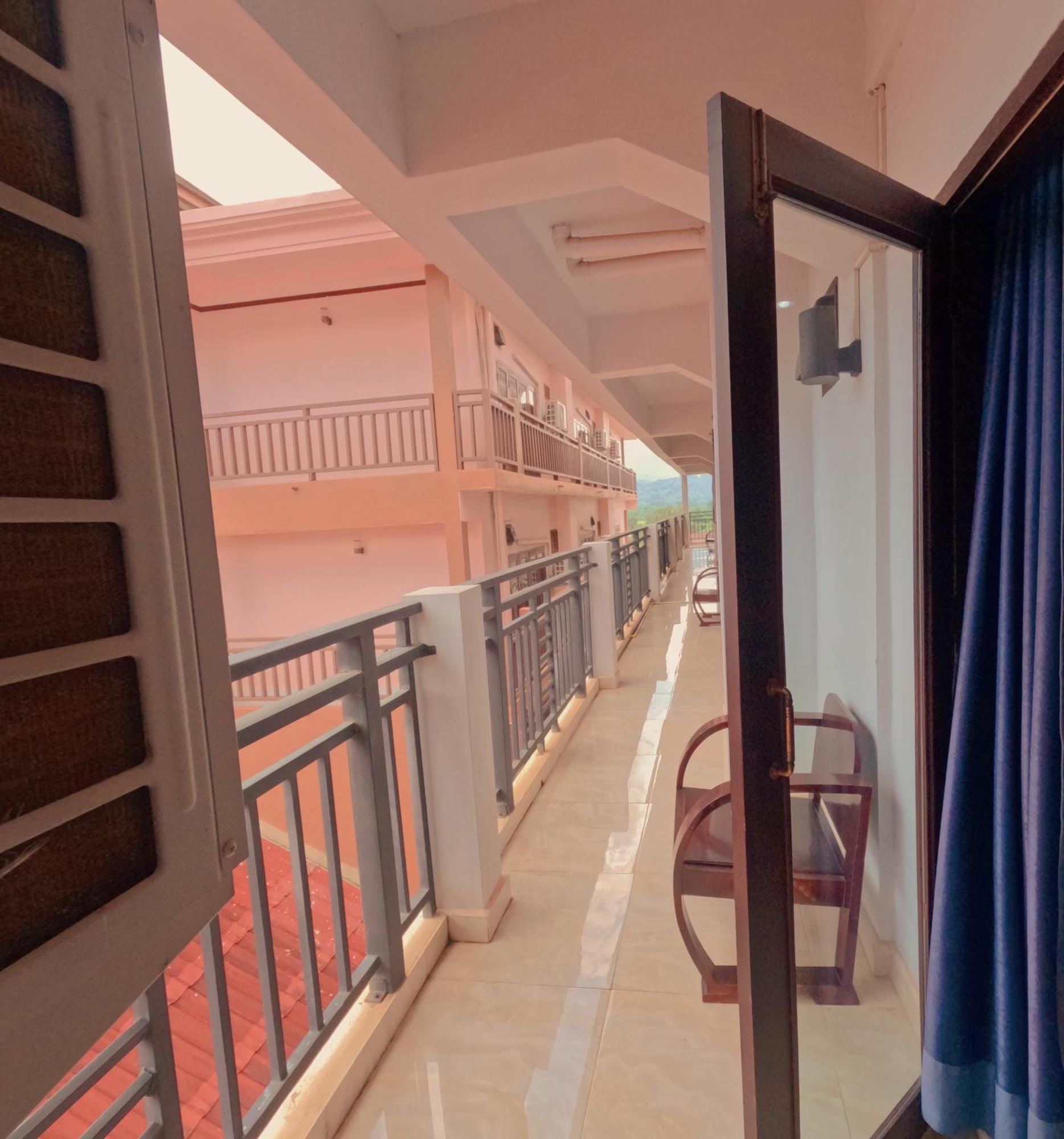 Vang Vieng Consiana Hotel Exterior photo